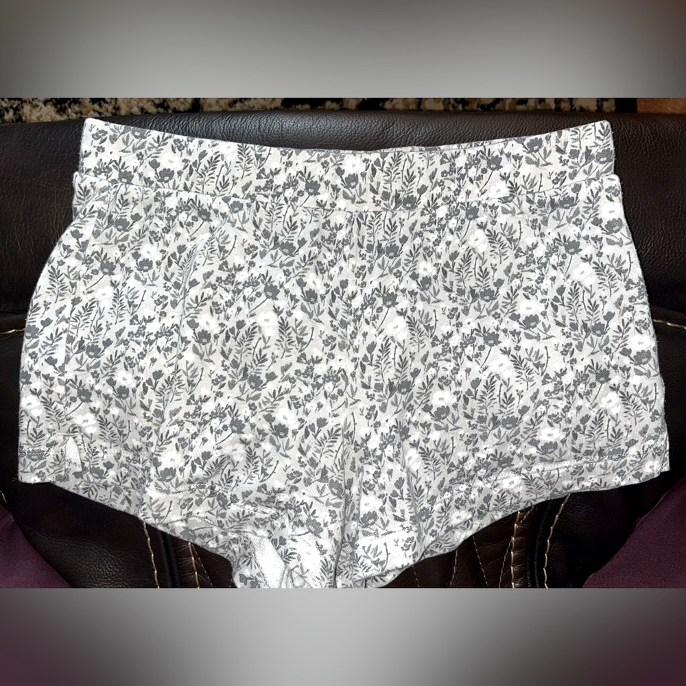 Girl’s Old Navy floral shorts, shades of gray & white, Large 10/12